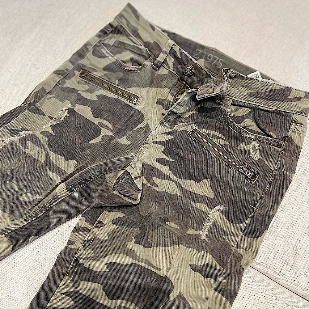 Zara Z1975 Denim - Size 2 - Distressed Jeans  - Green Camo - Mid-Rise - 7/8 Crop